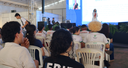 Estudantes olham atentamente para aula