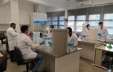 Pra cego ver:Pesquisadores do Instituto Federal do Norte de Minas Gerais em laboratório. Fim da descrição.