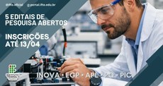 Para cego ver: Imagem composta por retângulos azuis formando moldura e homem branco ao centro, usando óculos transparente de proteção e jaleco, observa um equipamento eletrônico com atenção. O texto informa: 4 editais de pesquisa abertos. Inscrições até 13/04. Inova, EGP, APL e PQ