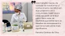 Para cego ver: imagem composta por foto e texto em cada metade. Na foto, uma mulher usando touca de proteção na cabeça, jaleco branco, observa com atenção produtos utilizados na pesquisa expostos em uma bancada. No texto, a fala: Este trabalho nasceu da vontade de transformar o conhecimento em algo palpável e útil à comunidade. Saber que a pesquisa pode contribuir para o bem-estar de mulheres que enfrentam a menopausa é o que torna tudo ainda mais significativo. Renatta Cardoso da Silva