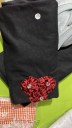Para cego ver: foto mostra um produto feito no projeto. Possivelmente uma camiseta na cor preta, com detalhes de fuxico vermelho aplicados
