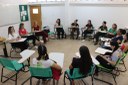 Para cego ver: Foto mostra diversas mulheres sentadas formando um círculo, conversando