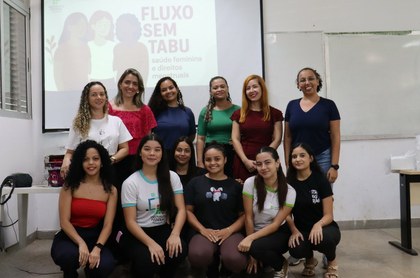 Para cego ver: Foto mostra diversas mulheres agrupadas em dois níveis. Elas integra o projeto. No grupo em pé, estão as servidoras, e nas mulheres abaixadas, as estudantes