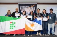 equipe-ifto-colinas-medalhista-obafog-2026-3.jpeg Professores orientadores e estudantes do IFTO de Colinas do Tocantins recebem medalha de prata em competição de lançamento de foguete na Obafog 2026