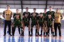 Equipe do futsal masculino posa para foto