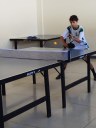Estudante-atleta do tênis de mesa durante partida