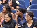 Mulheres com olhares atentos às informações dos cursos