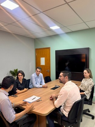 Os participantes da reunião, em conversa durante assinatura do termo de outorga 