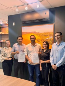 Da esquerda para a direita, a diretora técnica da Fapto, Fernanda Fernandes; o diretor-geral da Fapto, Léo Araújo; o reitor do IFTO,  Antonio da Luz Junior; a pró-reitora de Pesquisa, Pós-graduação e Inovação do IFTO, Paula Karini Amorim; e o coordenador do projeto, Edmar Vinícius. 