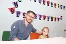 Bruno, com a filha Mariana, no Espaço Kids do IFTO de Paraíso do Tocantins